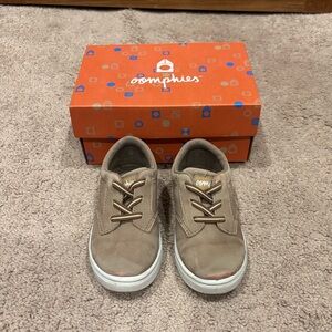 oomphies Casual Sneaker in Taupe (Size: 8)